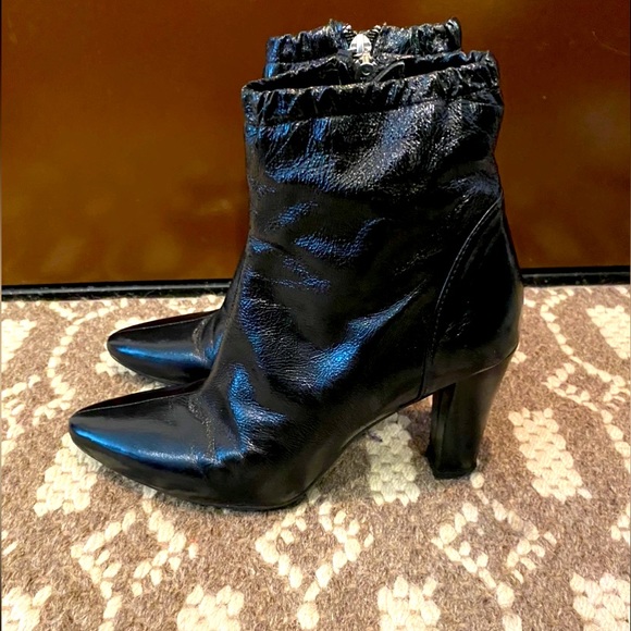 Zara women boots in great condition. Rarely worn and no scratches.Price FIRM - Picture 1 of 3